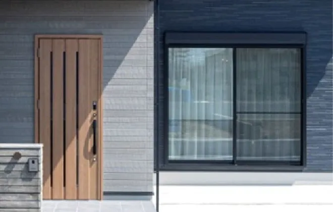 2種類の外壁材を組み合わせた住宅の外観