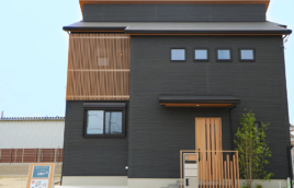 スキップフロアのあるダーク和モダンテイストのお家