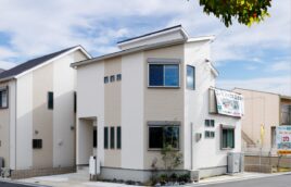 ブランコのある木目が映えるお家