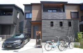 見せ梁天井＆大きな窓で開放感抜群！木の温かみ溢れるバルコニー付のお家