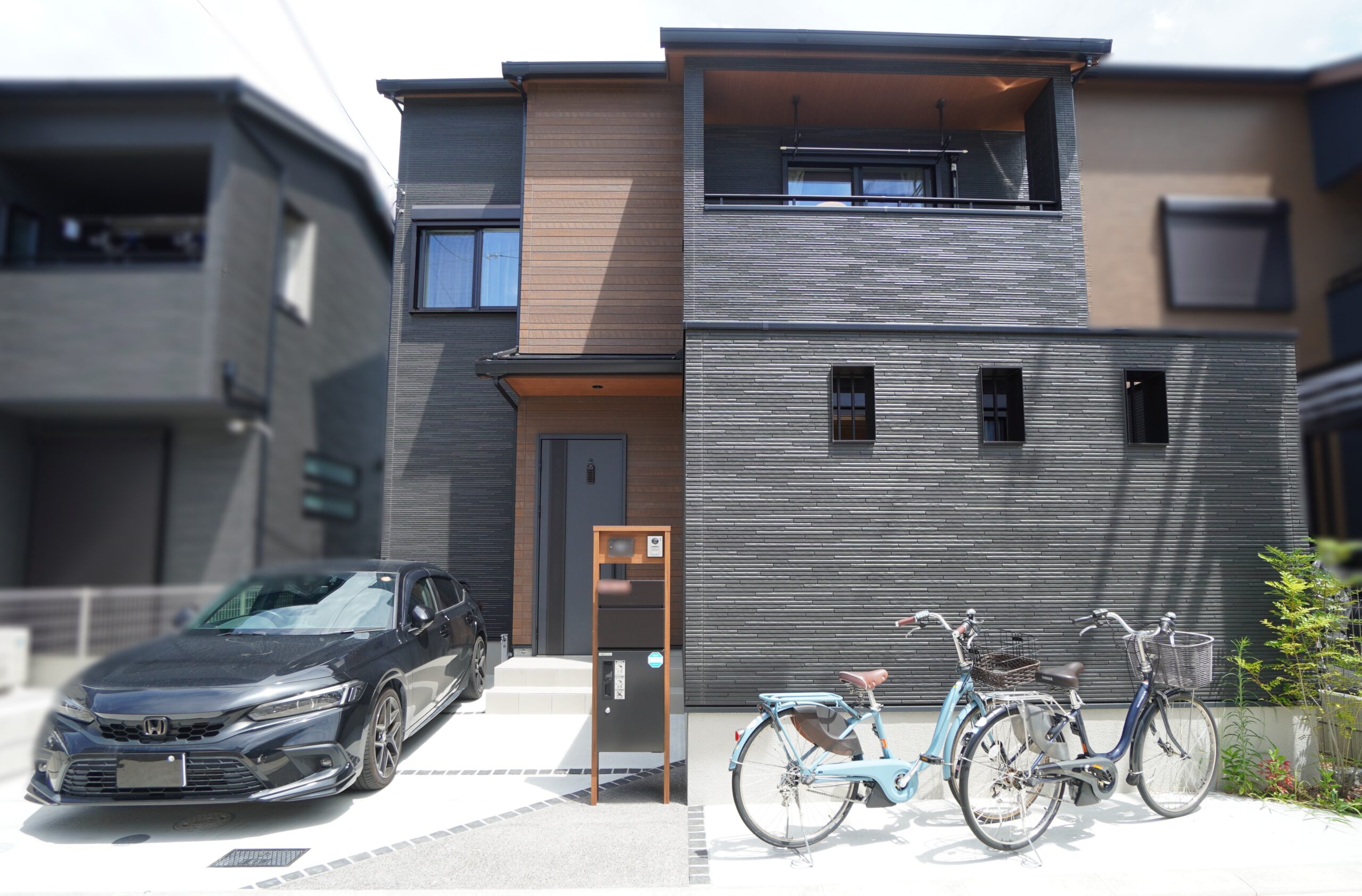 見せ梁天井＆大きな窓で開放感抜群！木の温かみ溢れるバルコニー付のお家